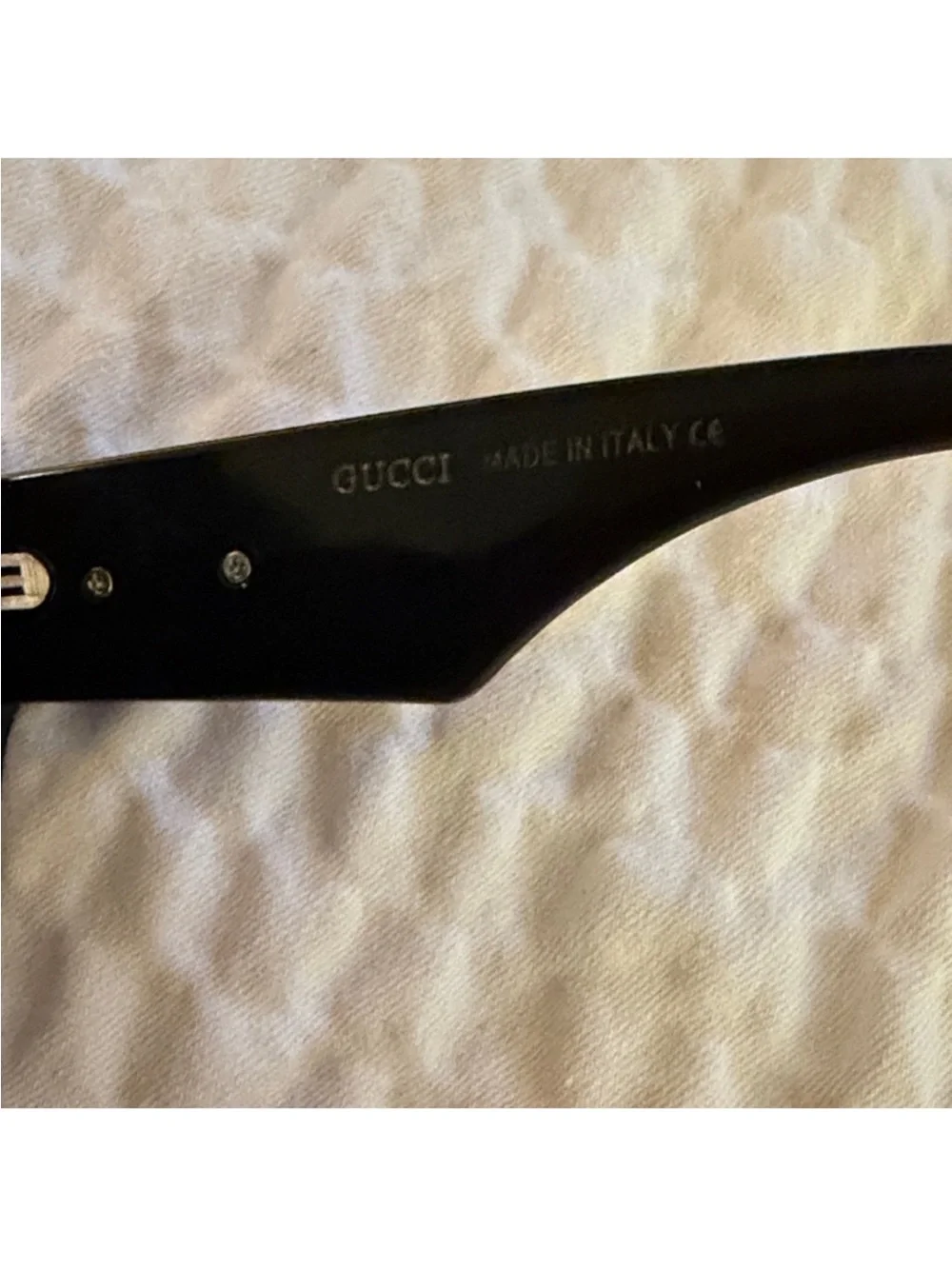 Gucci GG2115S sunglasses featuring the signature green-and-red Web stripe
